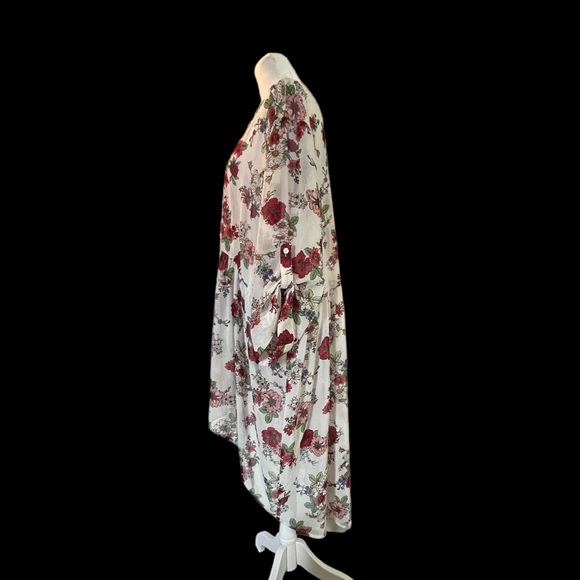 Torrid Lexie High Low Button Front 3/4 Sleeve Tunic Red Floral on White Size 3 - Picture 6 of 6
